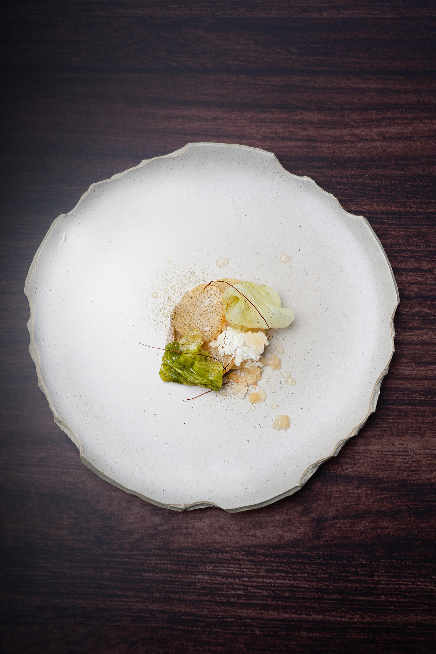 Koud gerookte coquille met granité van lapsang souchong, gepekelde ijsbergsla en purée van gist